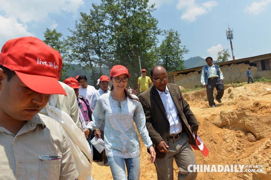 历经尼泊尔强震 杨紫琼重返灾区赈灾