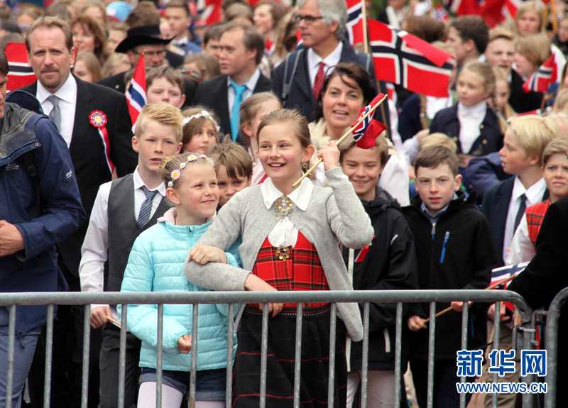 挪威民众欢庆国庆日高清组图
