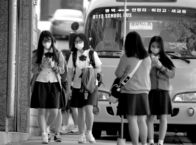 6月3日，几名韩国平泽女子高中的学生走在放学的路上。新华社发