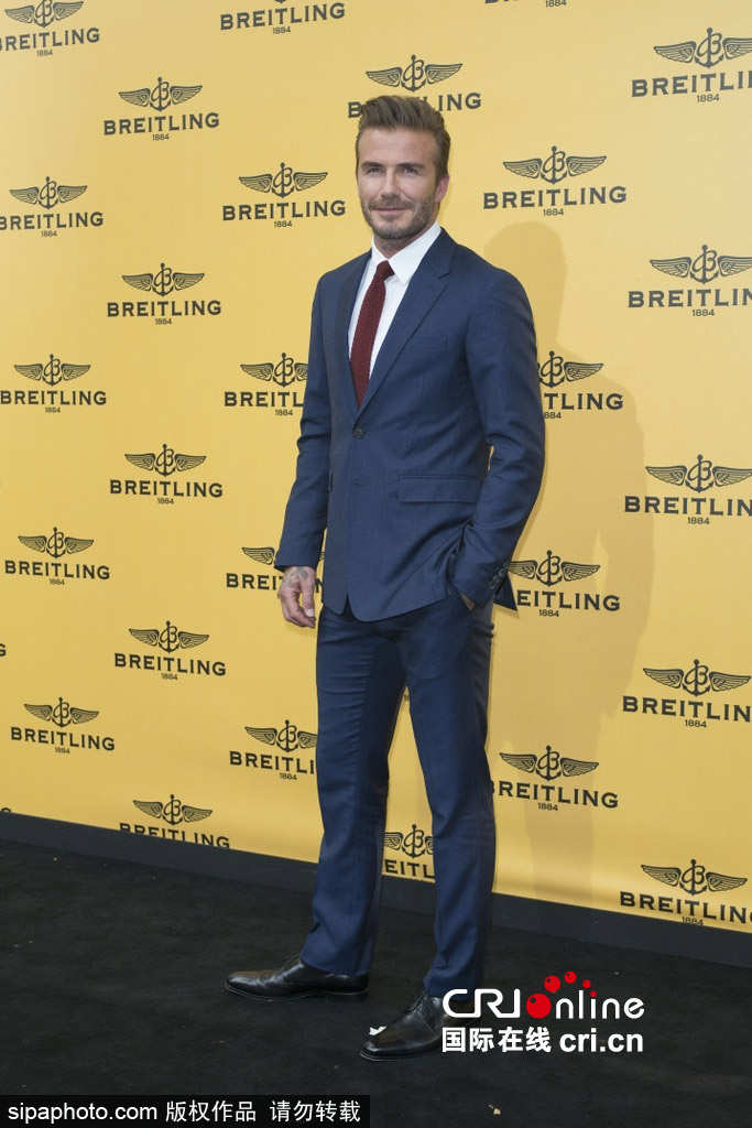 贝克汉姆出席活动蓝色西服酒红色领带帅气惹眼
