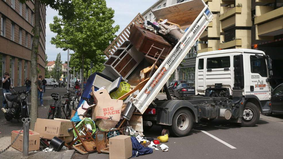 德国失业女子就业中心门前倾倒一卡车废物 发泄不满