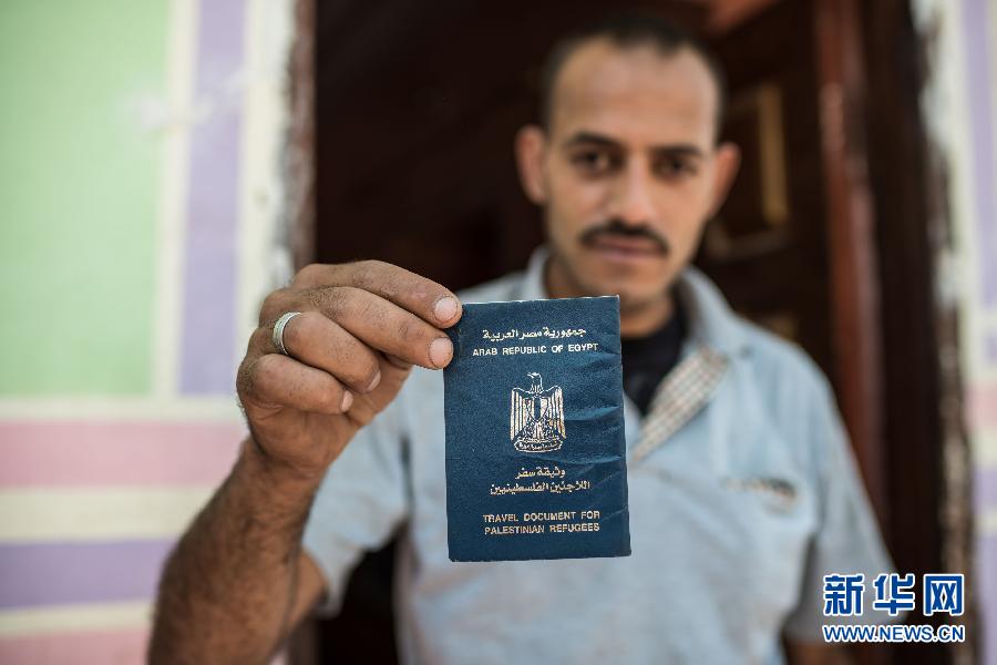 "村,巴勒斯坦人侯赛因·罗格展示由埃及政府颁发的巴勒斯坦难民旅行证
