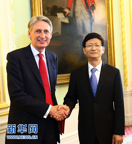 7月1日，在英国伦敦，正在英国访问的习近平主席特使、中共中央政治局委员、中央政法委书记孟建柱（右）与英国外交大臣哈蒙德握手。新华社发（徐晖摄）