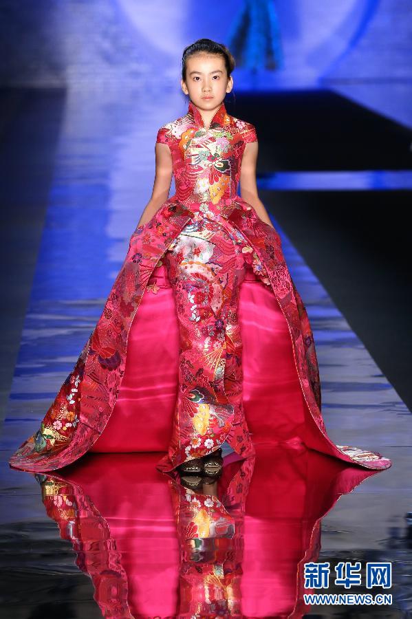 展示了37套由云锦面料制成的高级定制礼服