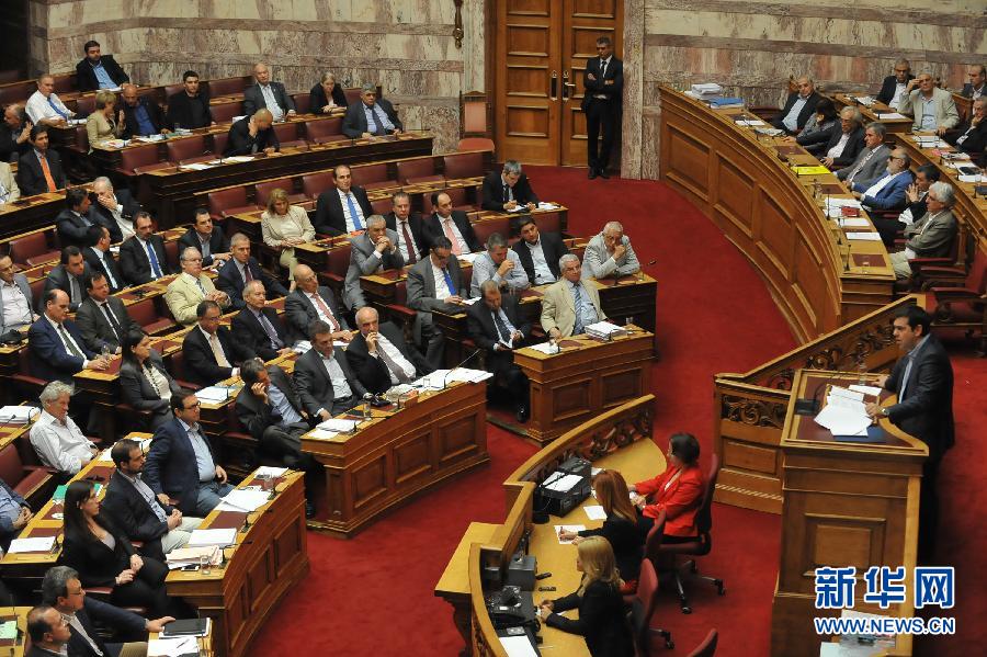 希腊议会通过第二轮以改革换救助法案高清