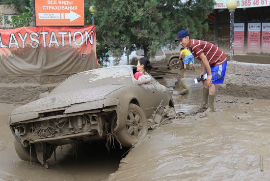 哈萨克斯坦首都郊区发生泥石流 两村庄被淹
