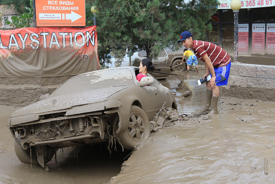 哈萨克斯坦首都郊区发生泥石流 两村庄被淹