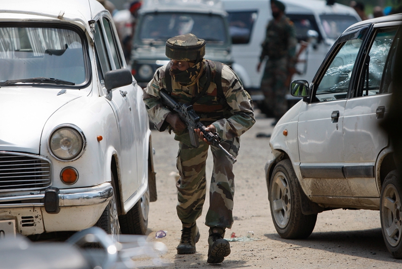 恐怖分子穿军服袭击印度警局高清