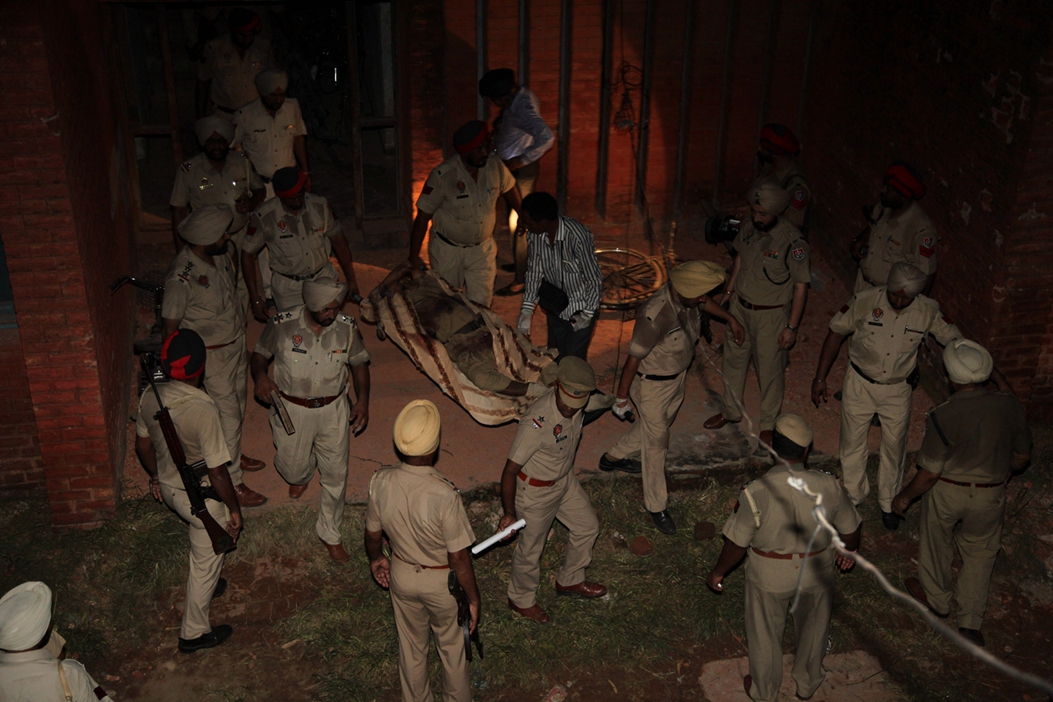 恐怖分子"穿军服"袭击印度警局(高清)