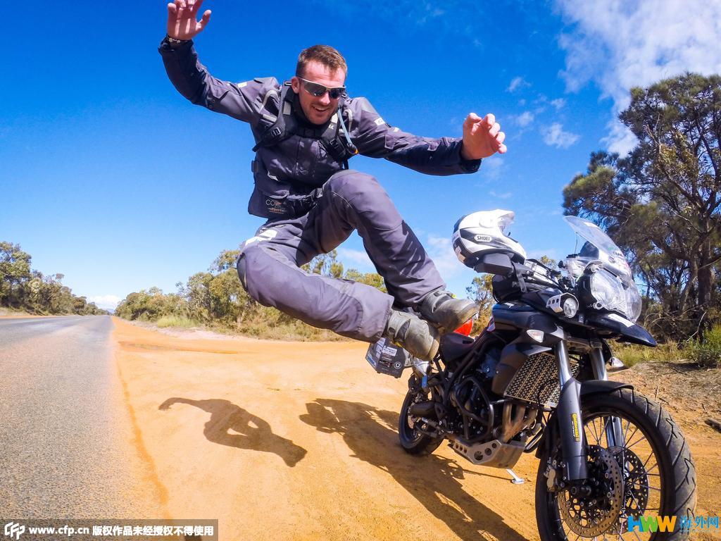 英国男子骑行15月完成环球旅行 创造世界纪录