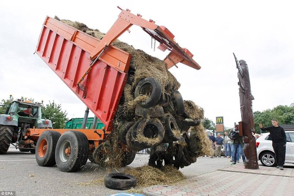 法国农民喷粪抗议食品价格下降【组图】
