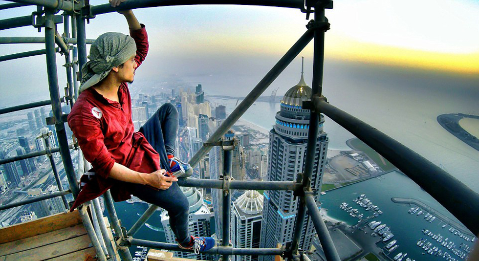 马来西亚冒险家400多米高空挑战"人体旗帜"(高清组图)