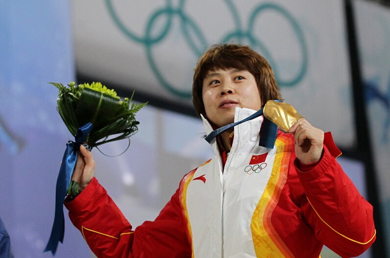 2010年温哥华冬奥会,王濛在短道速滑女子500米决赛中夺得冠军.