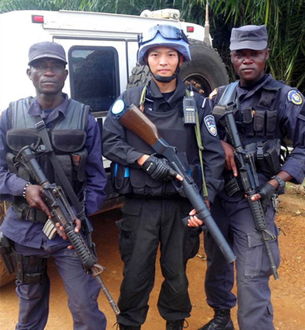 在给父母的信中,孙钰博介绍了自己和战友们在非洲垦荒种菜的轶事.