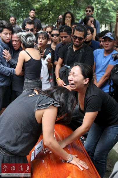 遭枪杀记者葬礼举行同行摆相机致哀高清组图