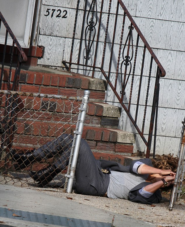 洛佩兹片场照曝光 出演跌落场景试多种"摔姿"也是蛮拼的