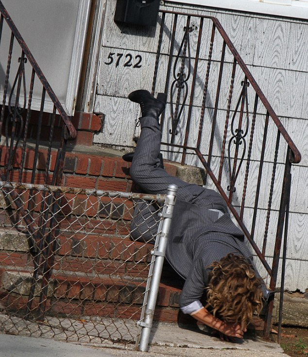 剧情之一,就是她要跌下楼梯