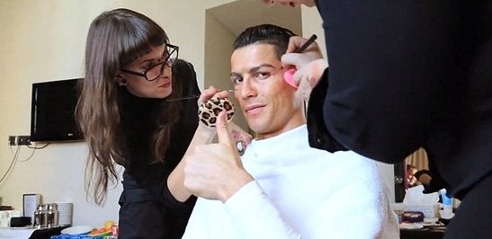 看脸的社会 C罗扮流浪汉街头踢球无人搭理