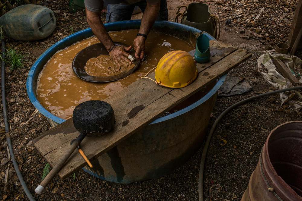 巴西废矿里的淘金者:危险重重 收获寥寥【组图】