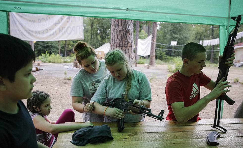 乌克兰武装组织训练儿童射击 最小"童军"仅6岁(高清组图)