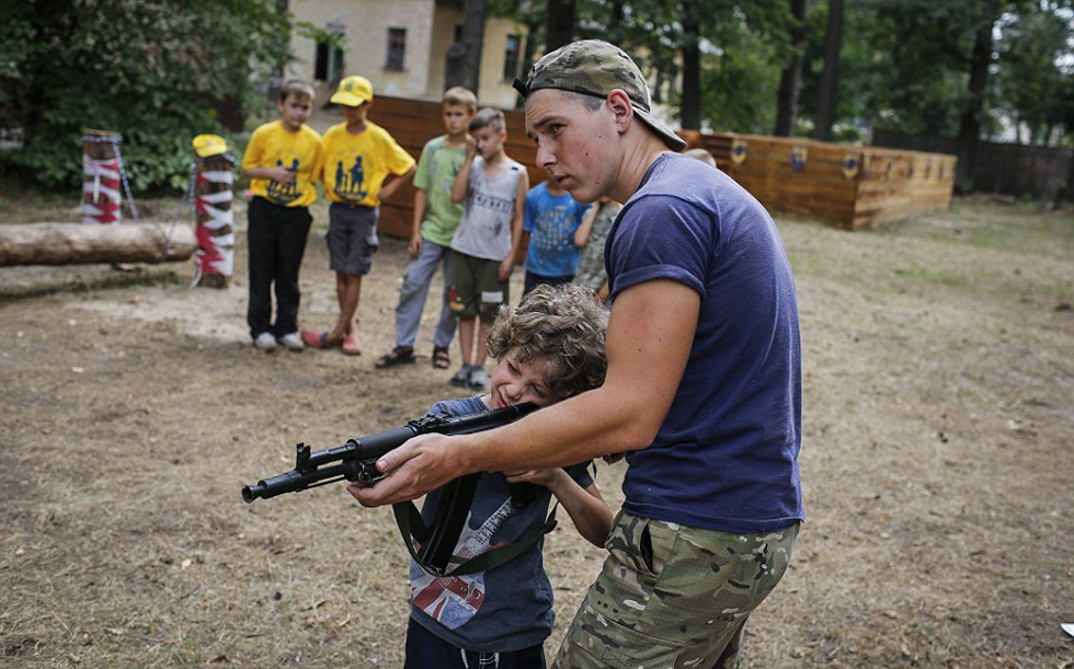 乌克兰武装组织训练儿童射击 最小"童军"仅6岁(高清组图)