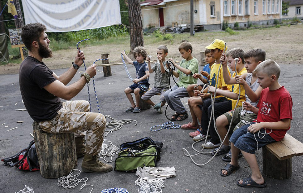 乌克兰武装组织训练儿童射击 最小"童军"仅6岁(高清组图)