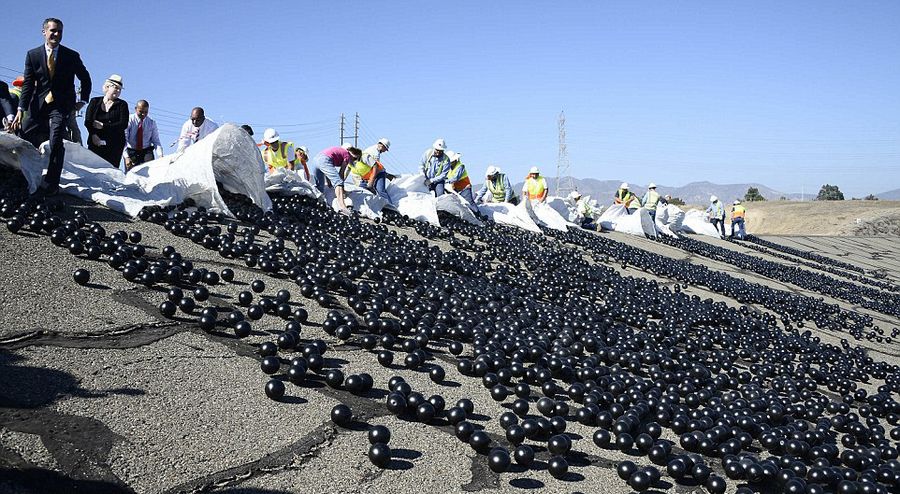 洛杉矶为水库投黑塑球防止水蒸发
