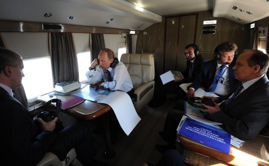 普京空中视察俄南部交通 专机内部曝光【组图】