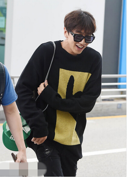 李光洙刘在石现身机场赴上海大长腿吸睛展暖男气质组图