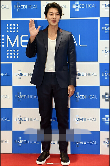 活动现场聚集了很多粉丝,玄彬也积极地与粉丝互动,亲切地与粉丝握手