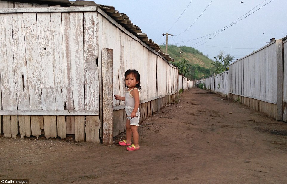 相较于建设较为完善的平壤,一批朝鲜乡村的照片罕见发布,摄影师沿着