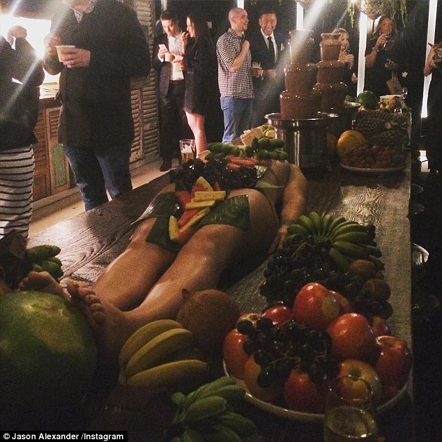 澳大利亚酒吧搞"女体盛"宴会引众怒