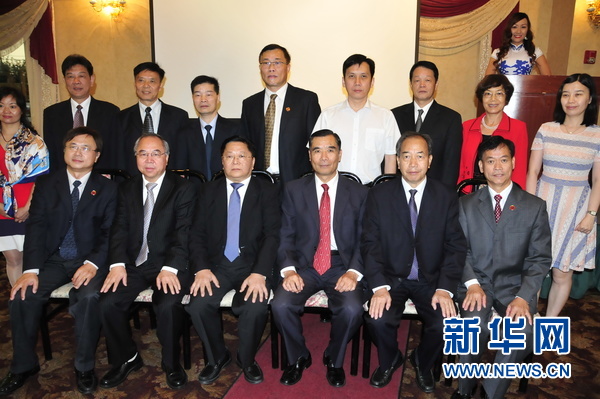 中国广东省河源市公共外交协会会长梁国华和美国得克萨斯州广东总会