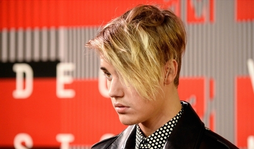 我伙呆|比伯偏分长刘海亮相竟撞脸朱孝天(组图)