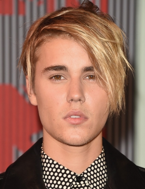 我伙呆比伯偏分长刘海亮相竟撞脸朱孝天组图