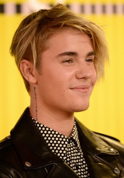 我伙呆比伯偏分长刘海亮相竟撞脸朱孝天组图