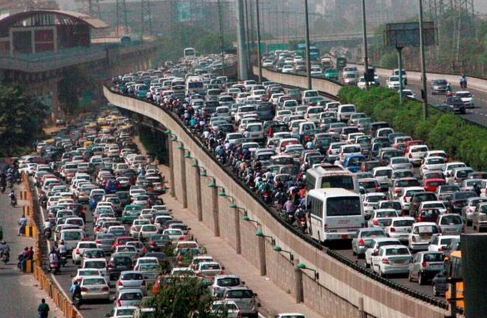 印度高速公路上千车辆被困交通瘫痪组图