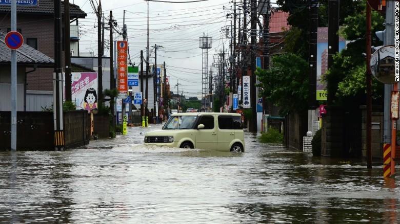 日本鬼怒川因暴雨决堤 民众被困房顶