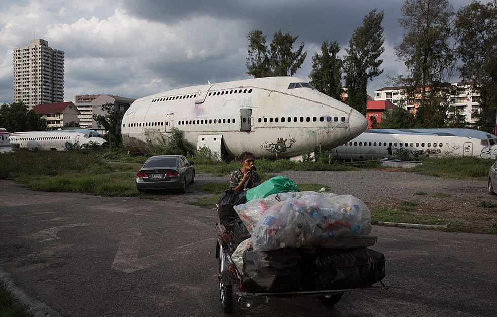 曼谷废弃飞机成流浪者家园 机舱变身卧室厨房(组图)