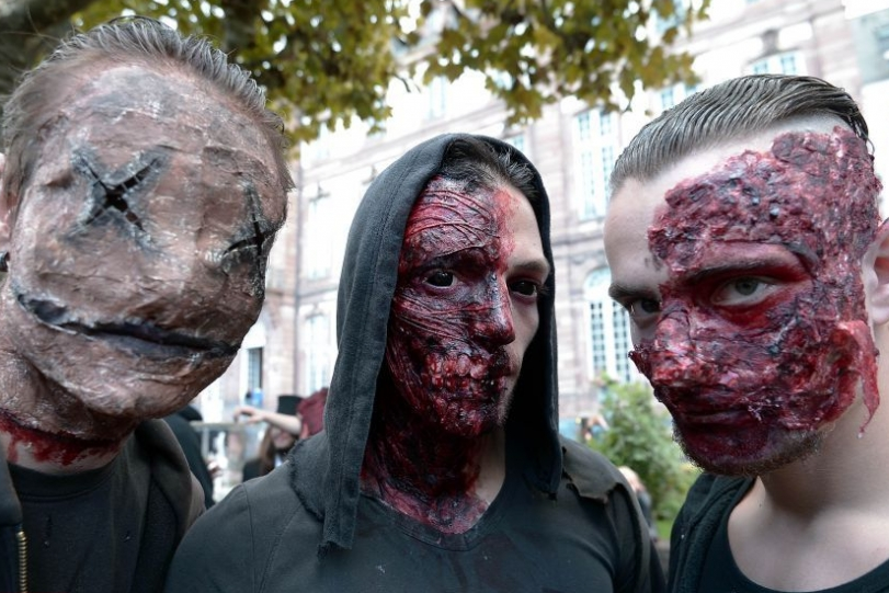 数千僵尸游走街头庆祝奇幻电影节开幕组图