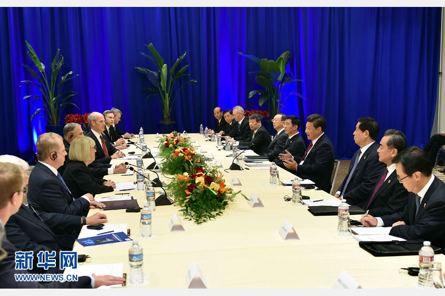 9月22日，国家主席习近平在西雅图集体会见美国华盛顿州州长英斯利、西雅图市市长埃德&middot;默里、华盛顿州联邦参议员帕蒂&middot;默里、联邦众议员拉森、美国前驻华大使骆家辉等人士。 新华社记者 李涛 摄