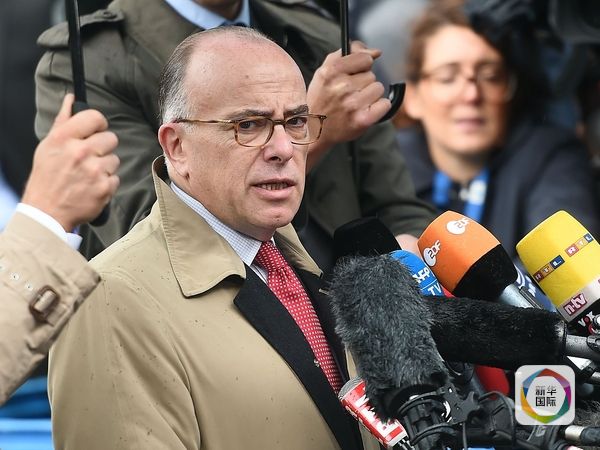 法国内政部长贝尔纳·卡泽纳夫抵达会场.(图片来源:新华/法新)