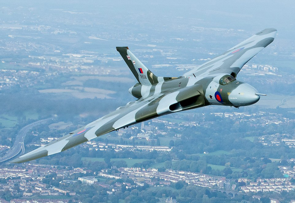 英国最后一架火神轰炸机即将退役翱翔英国各地告别组图