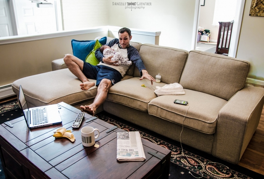 再配上标准的微笑所拍出来的家庭生活照,并不能反应自然地生活场景