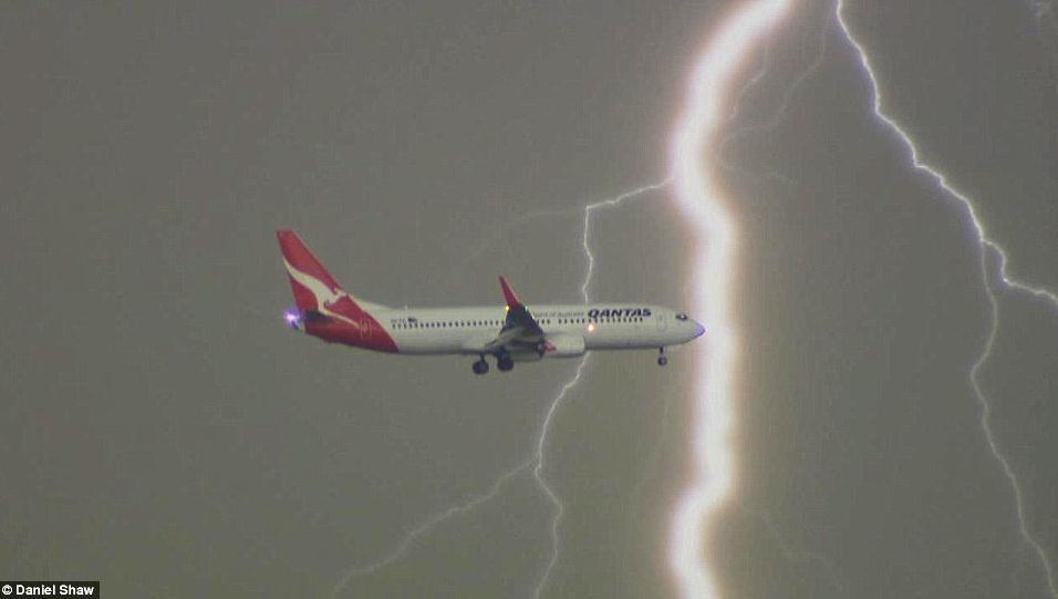 组图：澳大利亚客机与闪电&ldquo;擦肩而过&rdquo;瞬间