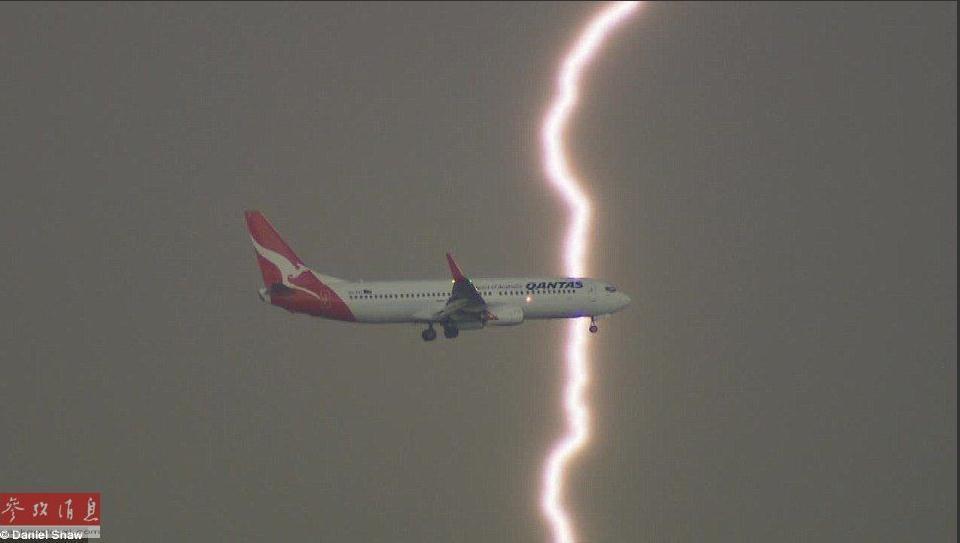 组图：澳大利亚客机与闪电&ldquo;擦肩而过&rdquo;瞬间