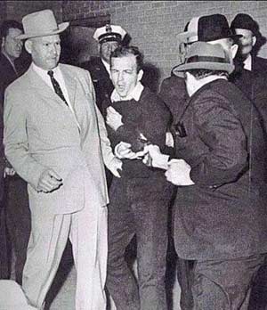 疑犯奥斯瓦尔德被枪杀