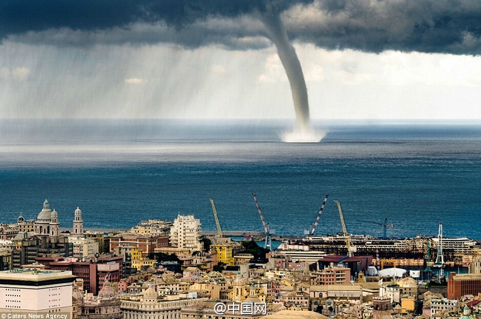 据悉,水龙卷俗称"龙吸水",是偶尔在温暖水面上的龙卷风.