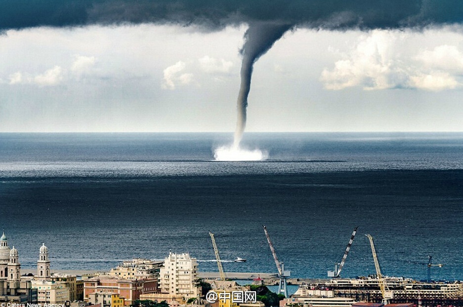 据悉,水龙卷俗称"龙吸水",是偶尔在温暖水面上的龙卷风.