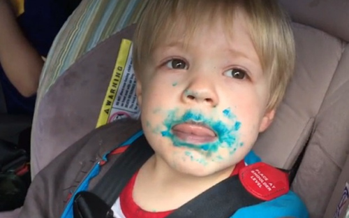 小正太满脸糖霜拒不承认自己吃蛋糕 一脸倔强(图)